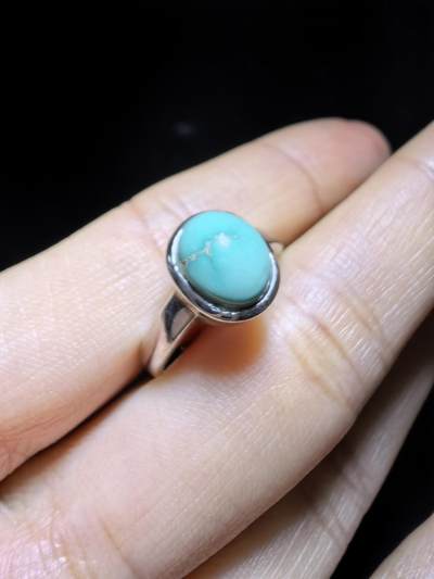 纯天然原矿绿松石高瓷蓝女戒，清新淡雅，精致小巧。纯银镶嵌可调节指圈。裸石尺寸：0.9cm*0.7cm