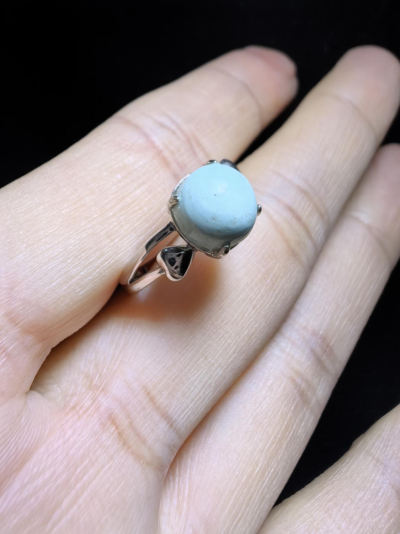 纯天然原矿绿松石女款戒指，高瓷，清新淡雅，裸石干净饱满，尺寸：0.8cm纯银镶嵌可调节指圈。