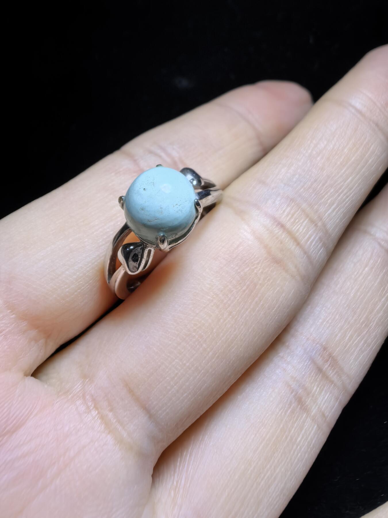 纯天然原矿绿松石女款戒指，高瓷，清新淡雅，裸石干净饱满，尺寸：0.8cm纯银镶嵌可调节指圈。