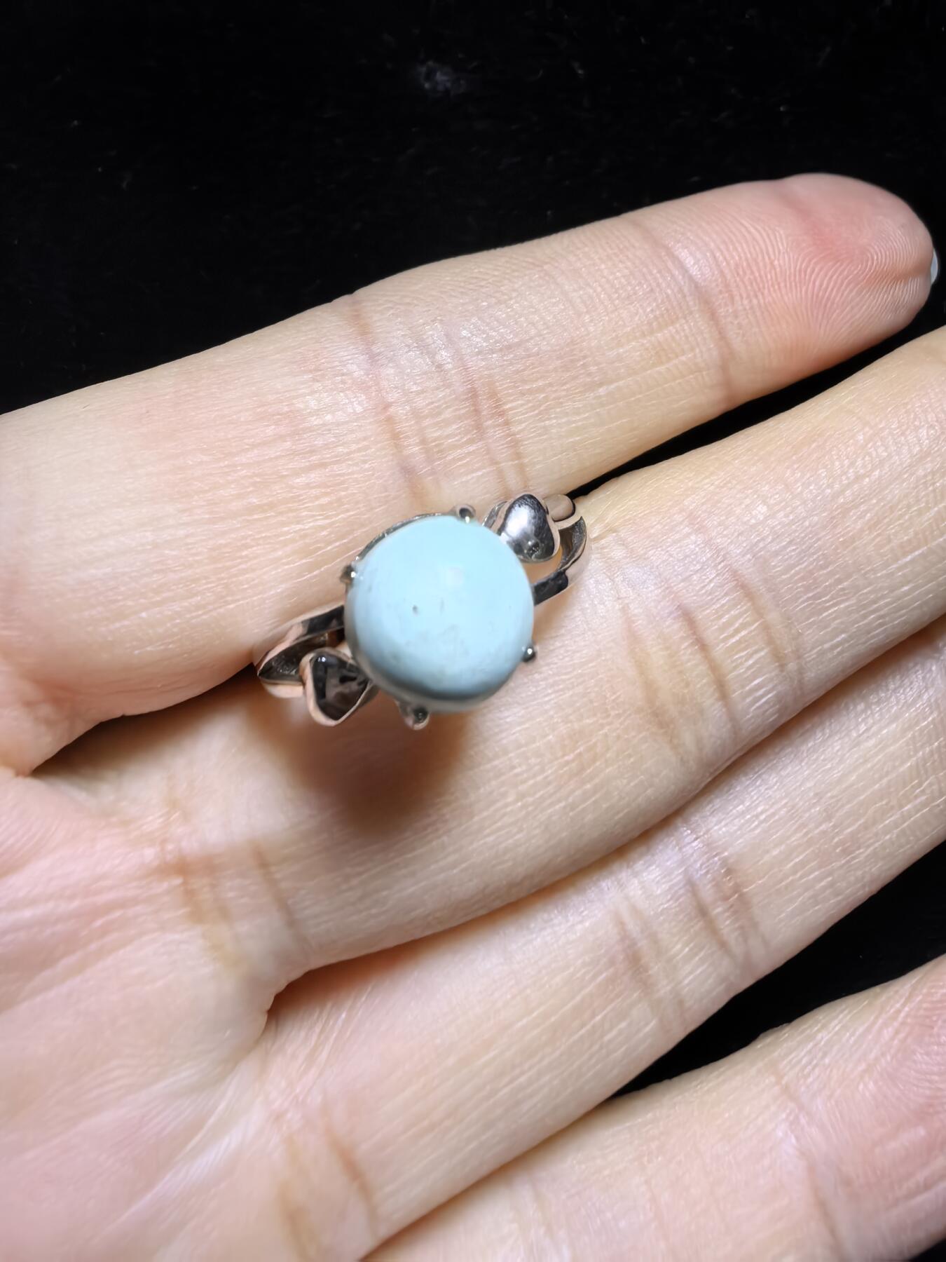 纯天然原矿绿松石女款戒指，高瓷，清新淡雅，裸石干净饱满，尺寸：0.8cm纯银镶嵌可调节指圈。