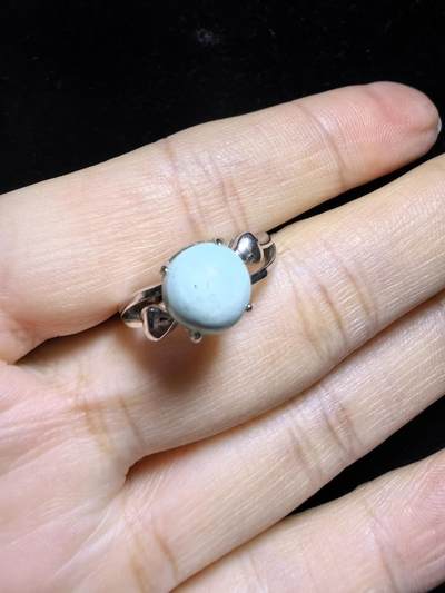 纯天然原矿绿松石女款戒指，高瓷，清新淡雅，裸石干净饱满，尺寸：0.8cm纯银镶嵌可调节指圈。