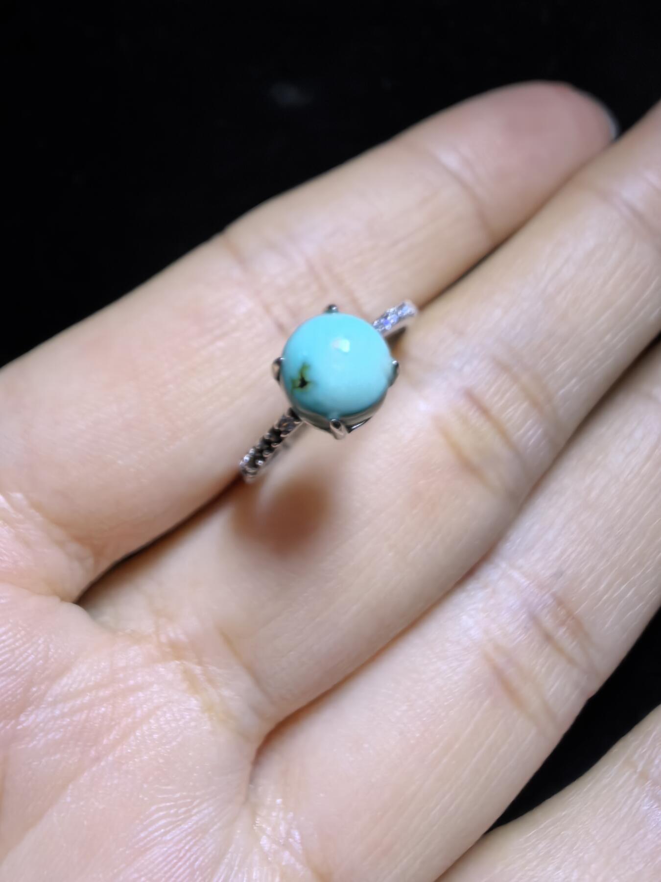 纯天然原矿绿松石女款戒指，精致小巧，高瓷蓝无优化，纯银镶嵌可调节指圈，裸石：0.7cm