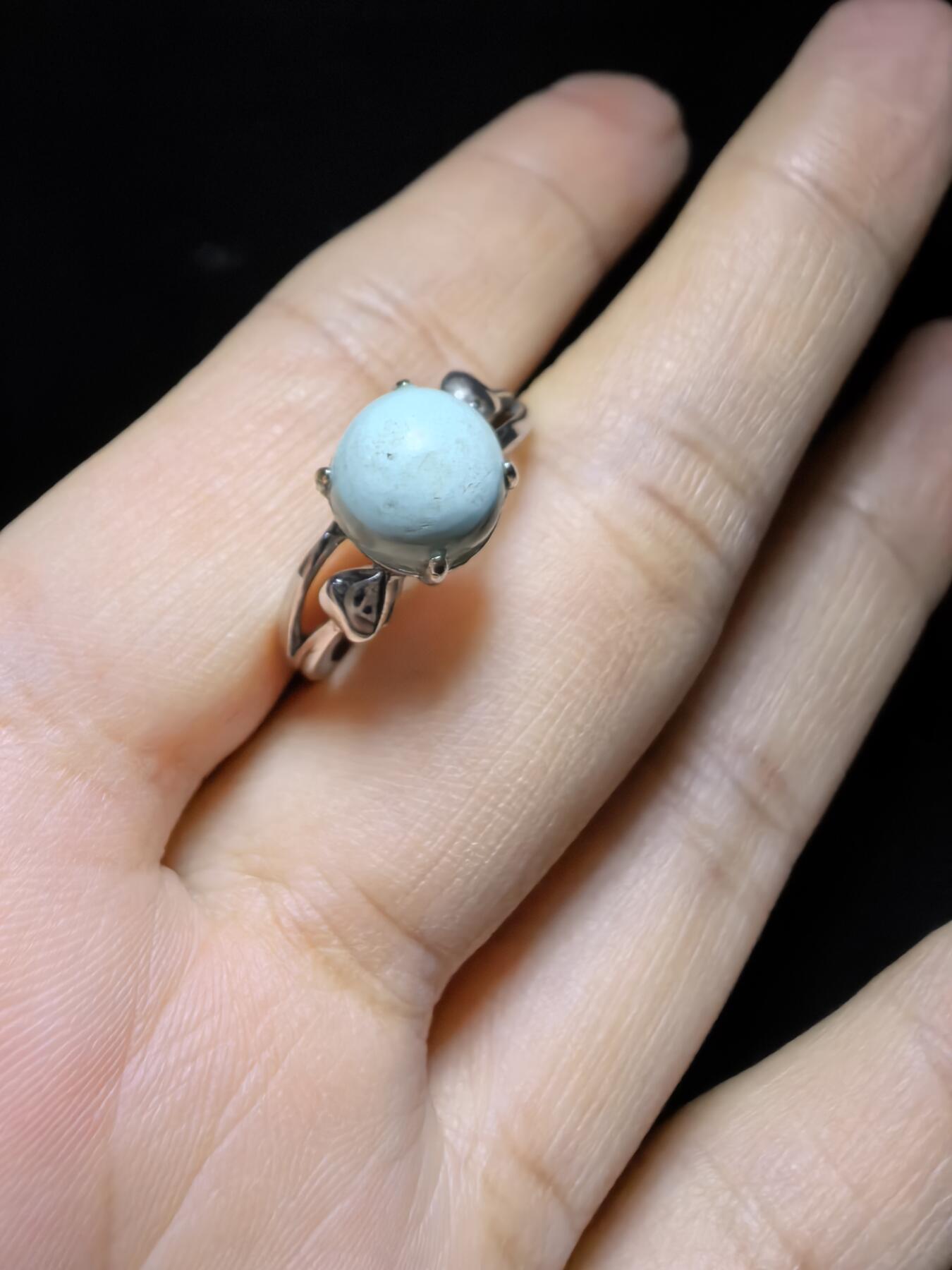 纯天然原矿绿松石女款戒指，高瓷，清新淡雅，裸石干净饱满，尺寸：0.8cm纯银镶嵌可调节指圈。