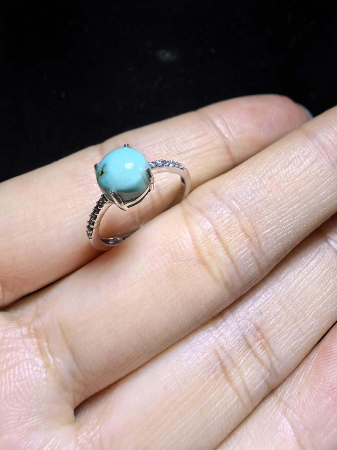 纯天然原矿绿松石女款戒指，精致小巧，高瓷蓝无优化，纯银镶嵌可调节指圈，裸石：0.7cm