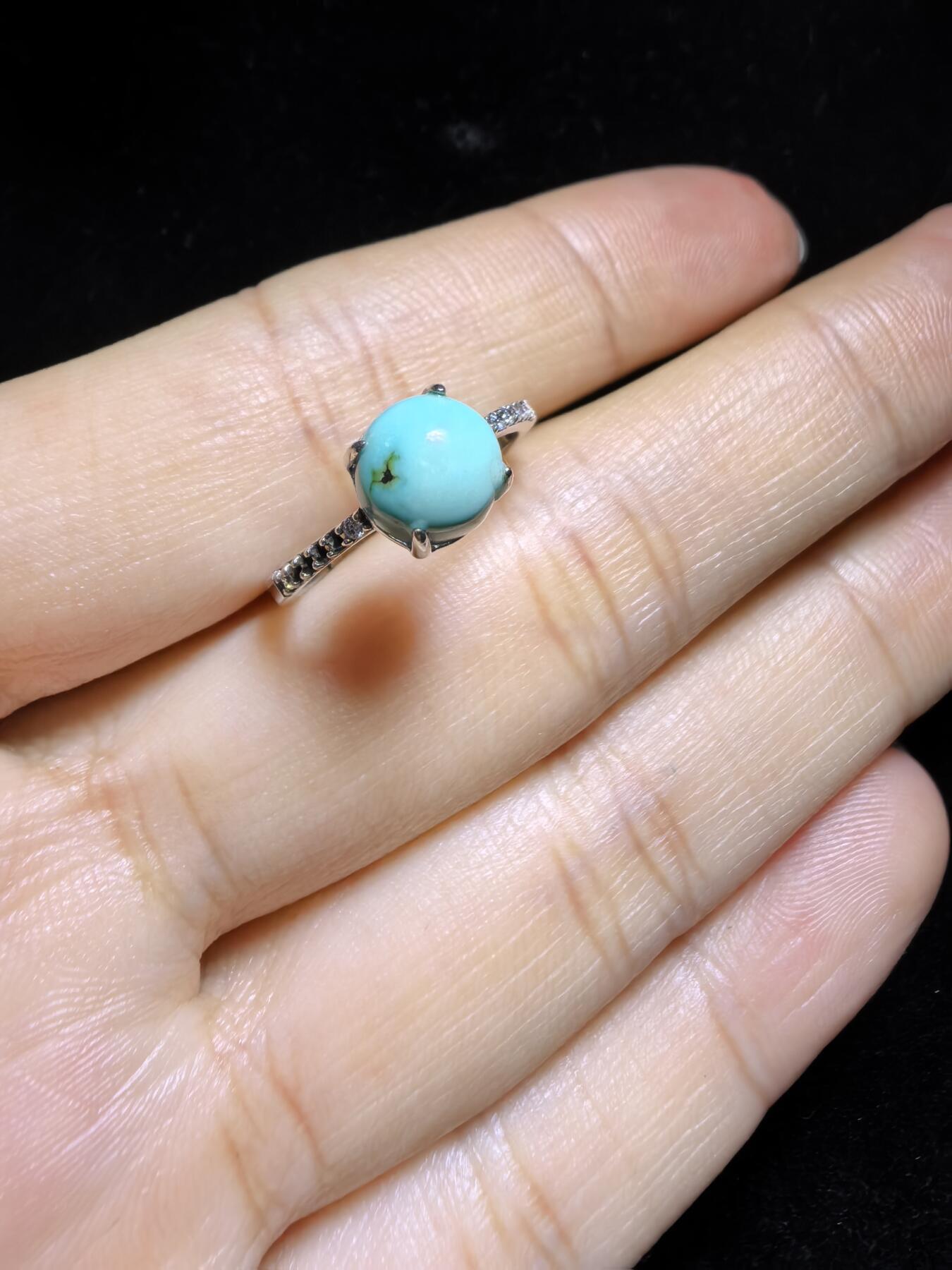 纯天然原矿绿松石女款戒指，精致小巧，高瓷蓝无优化，纯银镶嵌可调节指圈，裸石：0.7cm