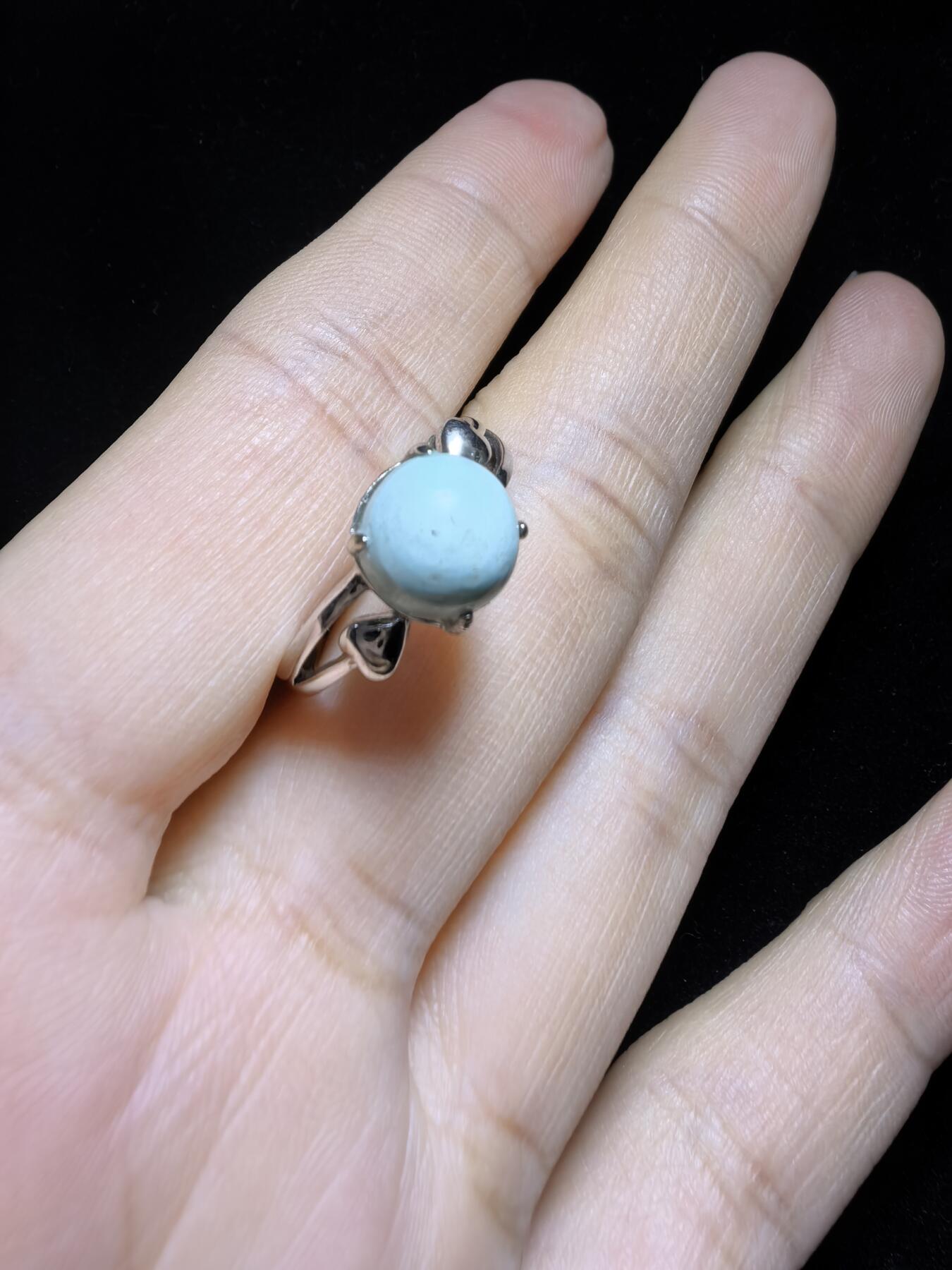 纯天然原矿绿松石女款戒指，高瓷，清新淡雅，裸石干净饱满，尺寸：0.8cm纯银镶嵌可调节指圈。