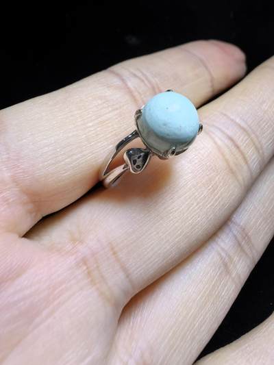 纯天然原矿绿松石女款戒指，高瓷，清新淡雅，裸石干净饱满，尺寸：0.8cm纯银镶嵌可调节指圈。