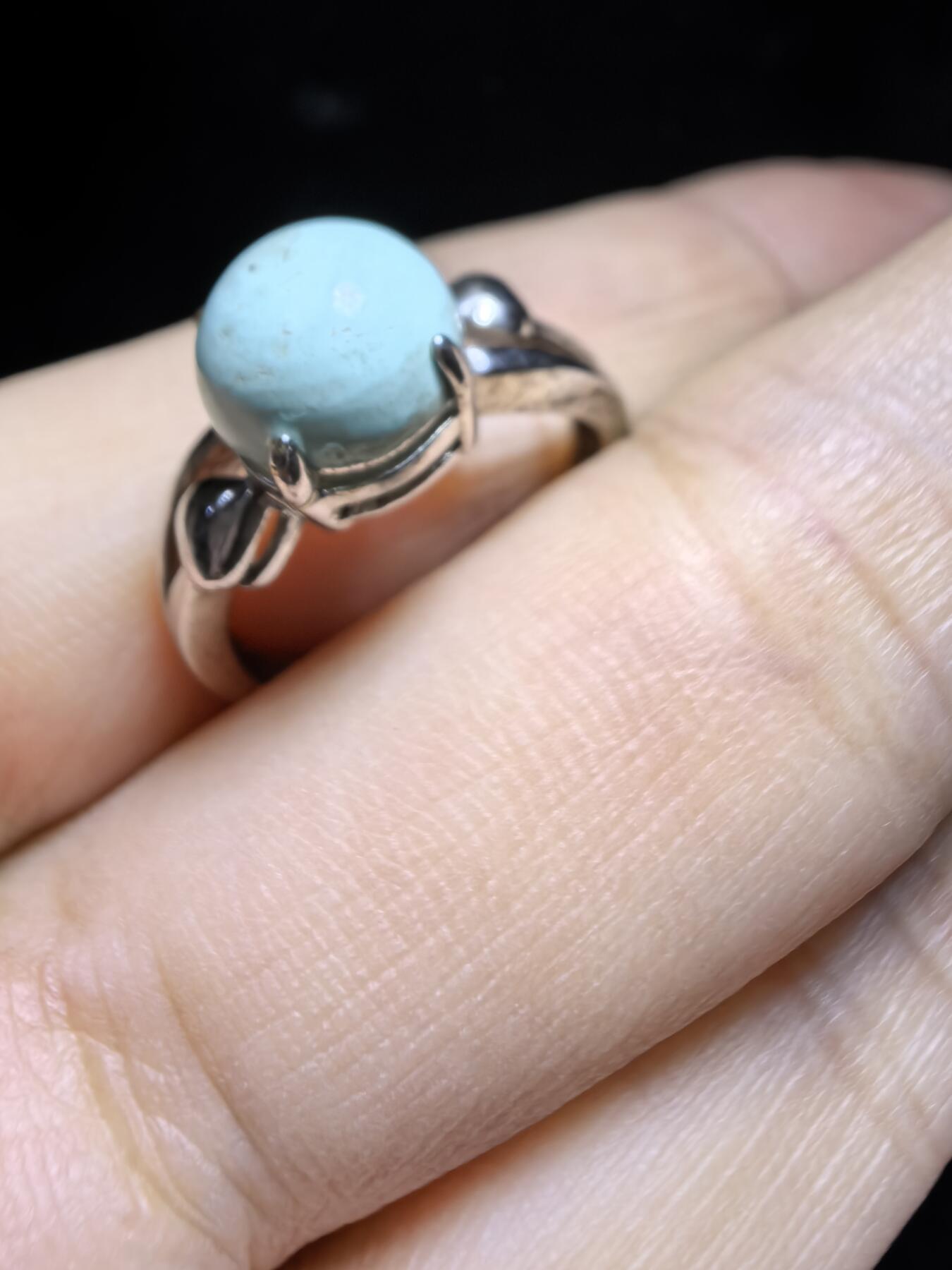 纯天然原矿绿松石女款戒指，高瓷，清新淡雅，裸石干净饱满，尺寸：0.8cm纯银镶嵌可调节指圈。