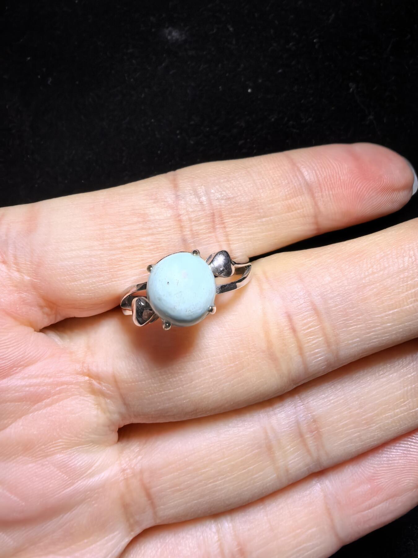 纯天然原矿绿松石女款戒指，高瓷，清新淡雅，裸石干净饱满，尺寸：0.8cm纯银镶嵌可调节指圈。