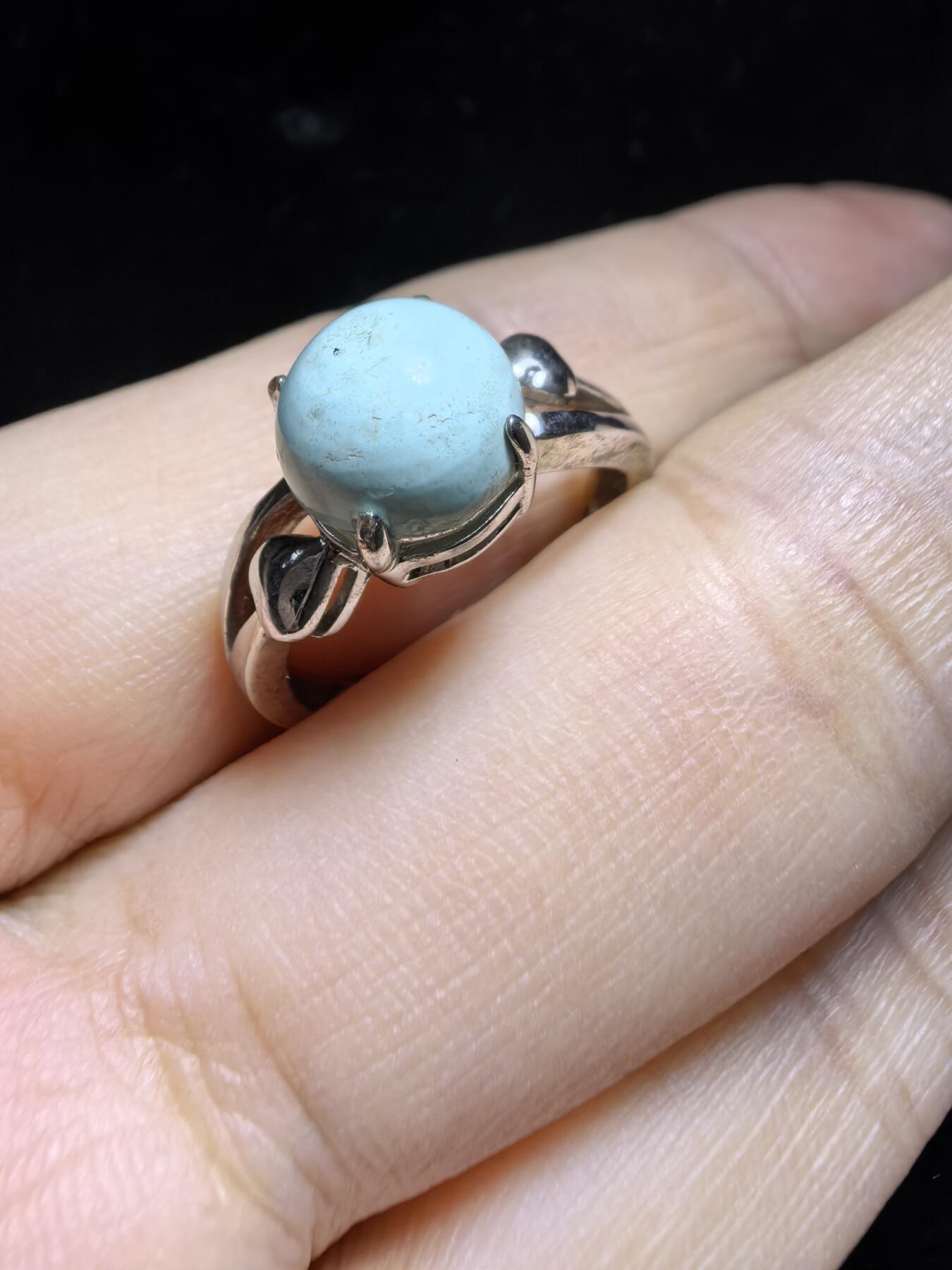 纯天然原矿绿松石女款戒指，高瓷，清新淡雅，裸石干净饱满，尺寸：0.8cm纯银镶嵌可调节指圈。