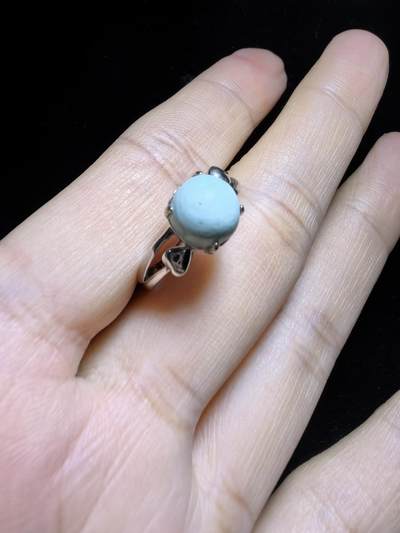 纯天然原矿绿松石女款戒指，高瓷，清新淡雅，裸石干净饱满，尺寸：0.8cm纯银镶嵌可调节指圈。
