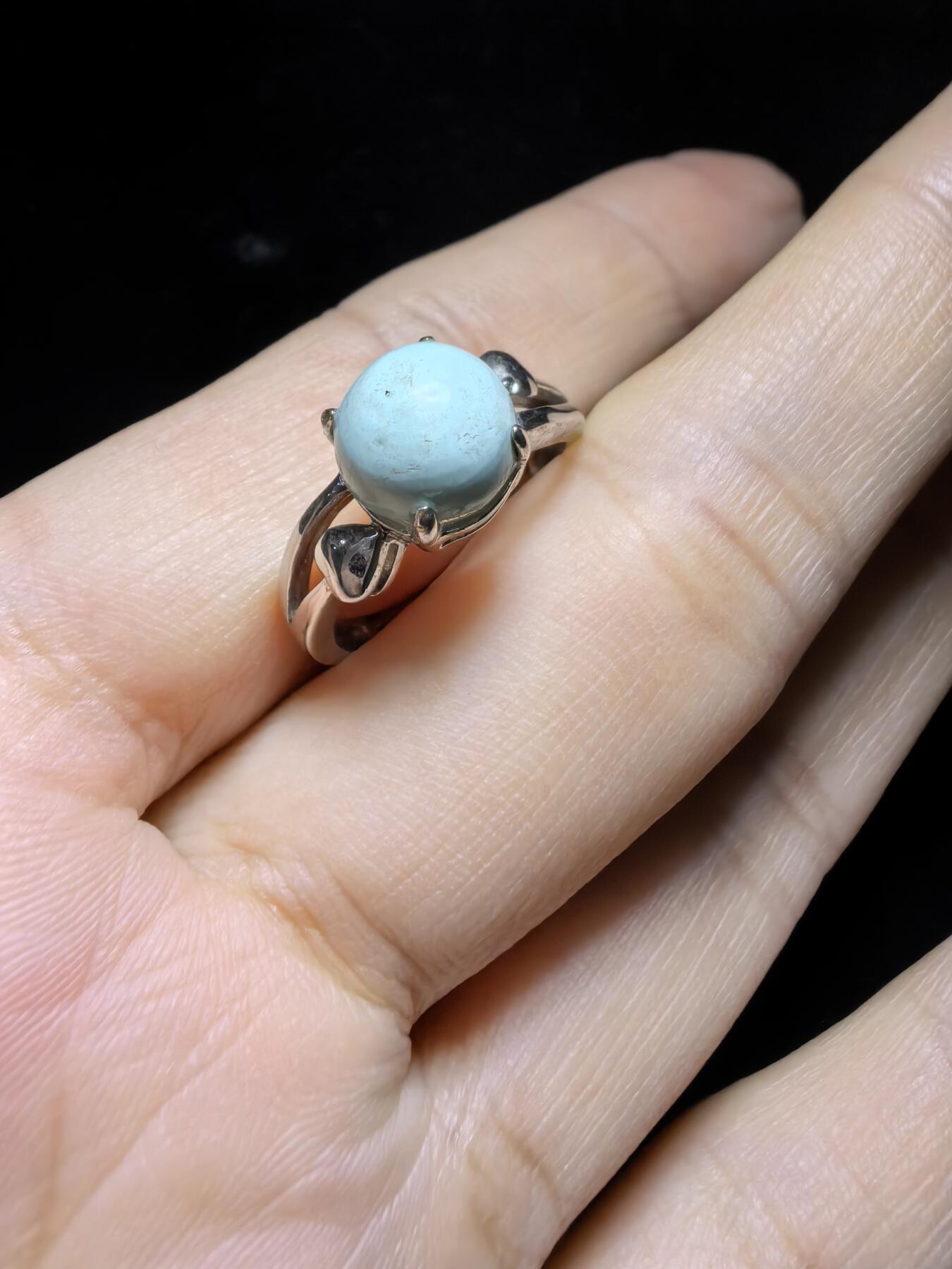 纯天然原矿绿松石女款戒指，高瓷，清新淡雅，裸石干净饱满，尺寸：0.8cm纯银镶嵌可调节指圈。