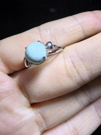 纯天然原矿绿松石女款戒指，高瓷，清新淡雅，裸石干净饱满，尺寸：0.8cm纯银镶嵌可调节指圈。