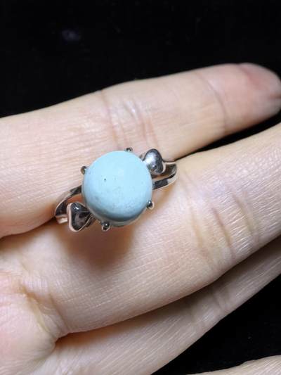 纯天然原矿绿松石女款戒指，高瓷，清新淡雅，裸石干净饱满，尺寸：0.8cm纯银镶嵌可调节指圈。