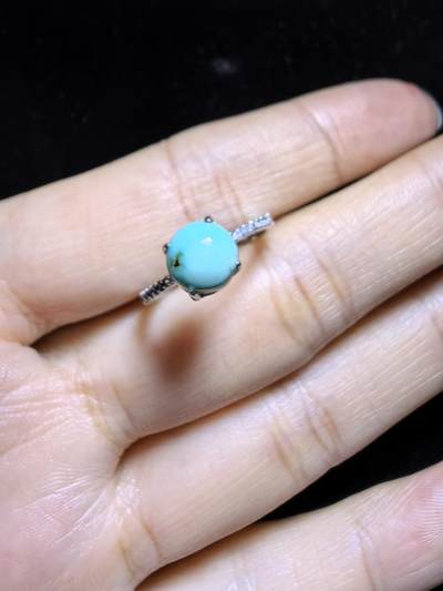 纯天然原矿绿松石女款戒指，精致小巧，高瓷蓝无优化，纯银镶嵌可调节指圈，裸石：0.7cm