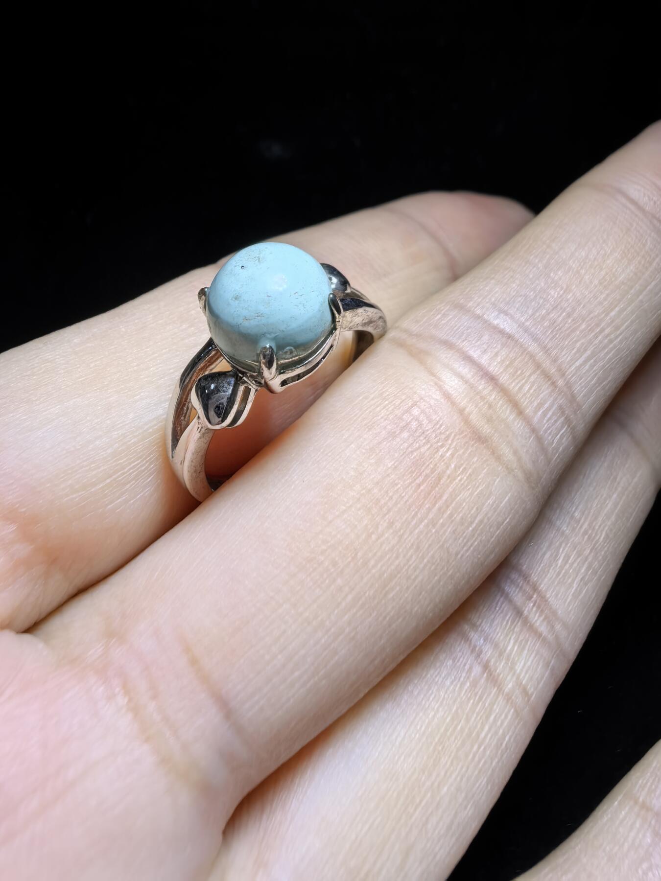 纯天然原矿绿松石女款戒指，高瓷，清新淡雅，裸石干净饱满，尺寸：0.8cm纯银镶嵌可调节指圈。