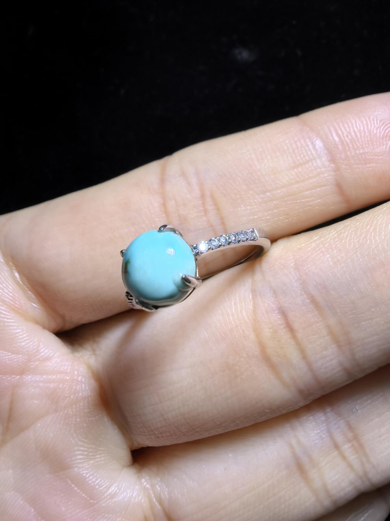 纯天然原矿绿松石女款戒指，精致小巧，高瓷蓝无优化，纯银镶嵌可调节指圈，裸石：0.7cm