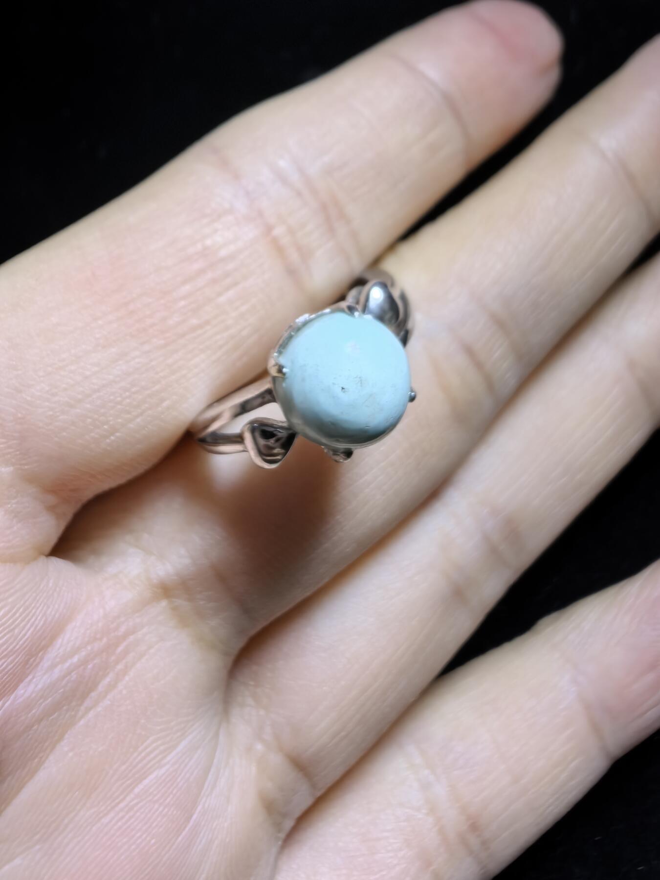 纯天然原矿绿松石女款戒指，高瓷，清新淡雅，裸石干净饱满，尺寸：0.8cm纯银镶嵌可调节指圈。