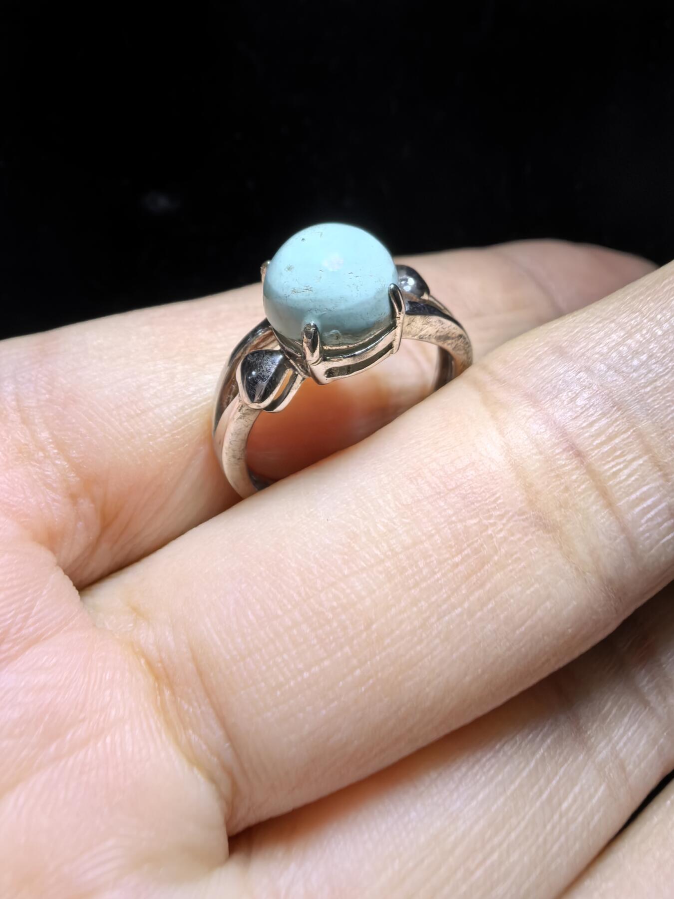 纯天然原矿绿松石女款戒指，高瓷，清新淡雅，裸石干净饱满，尺寸：0.8cm纯银镶嵌可调节指圈。