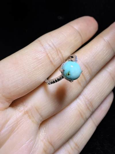 纯天然原矿绿松石女款戒指，精致小巧，高瓷蓝无优化，纯银镶嵌可调节指圈，裸石：0.7cm