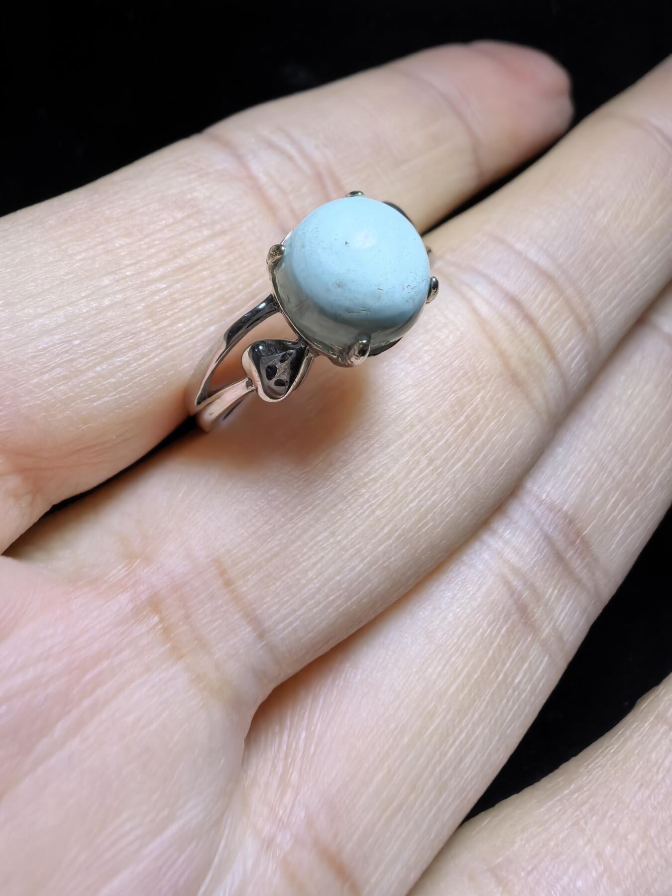 纯天然原矿绿松石女款戒指，高瓷，清新淡雅，裸石干净饱满，尺寸：0.8cm纯银镶嵌可调节指圈。