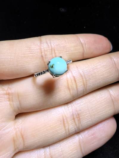 纯天然原矿绿松石女款戒指，精致小巧，高瓷蓝无优化，纯银镶嵌可调节指圈，裸石：0.7cm
