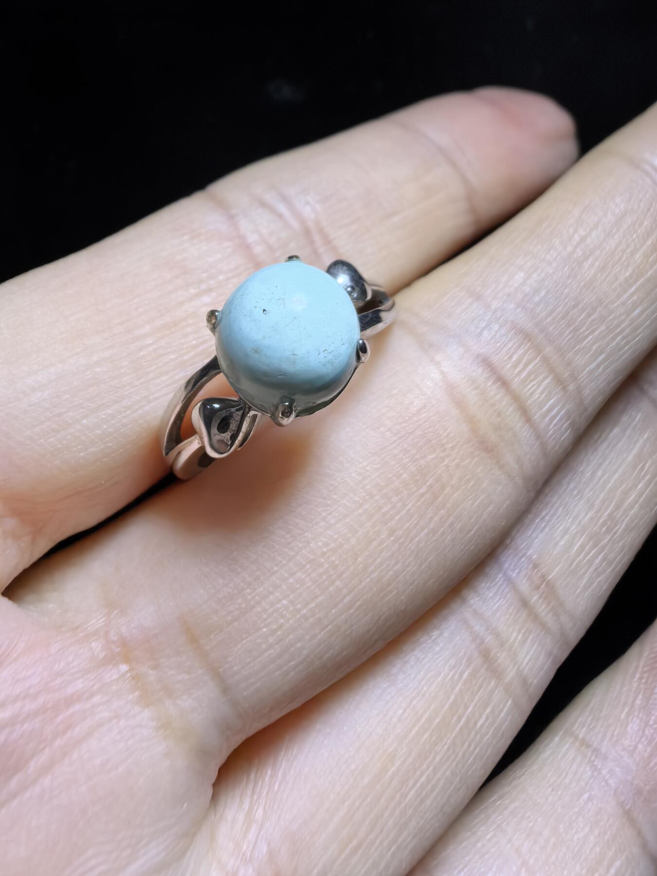 纯天然原矿绿松石女款戒指，高瓷，清新淡雅，裸石干净饱满，尺寸：0.8cm纯银镶嵌可调节指圈。