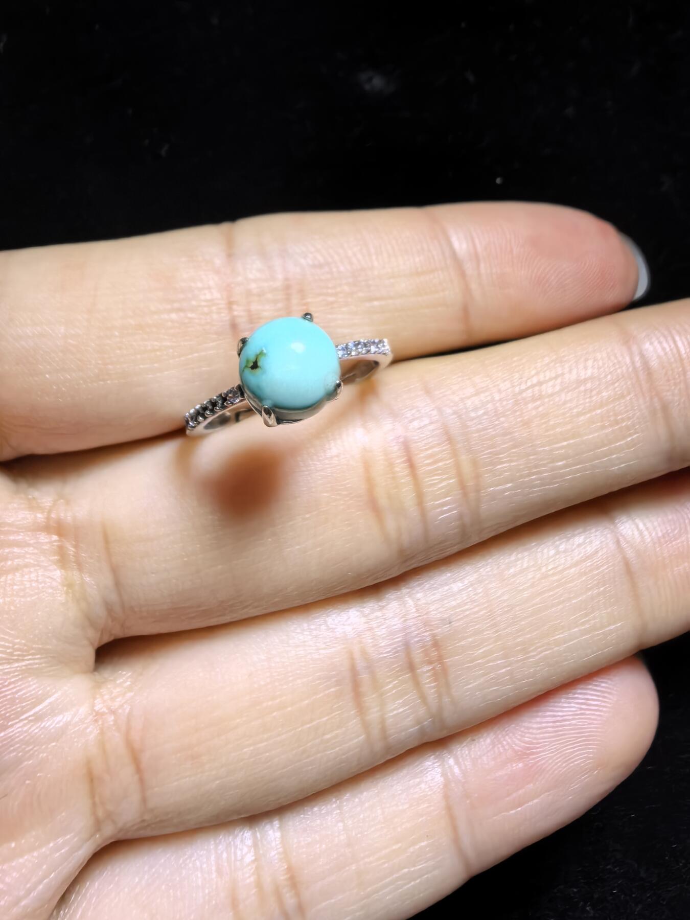纯天然原矿绿松石女款戒指，精致小巧，高瓷蓝无优化，纯银镶嵌可调节指圈，裸石：0.7cm