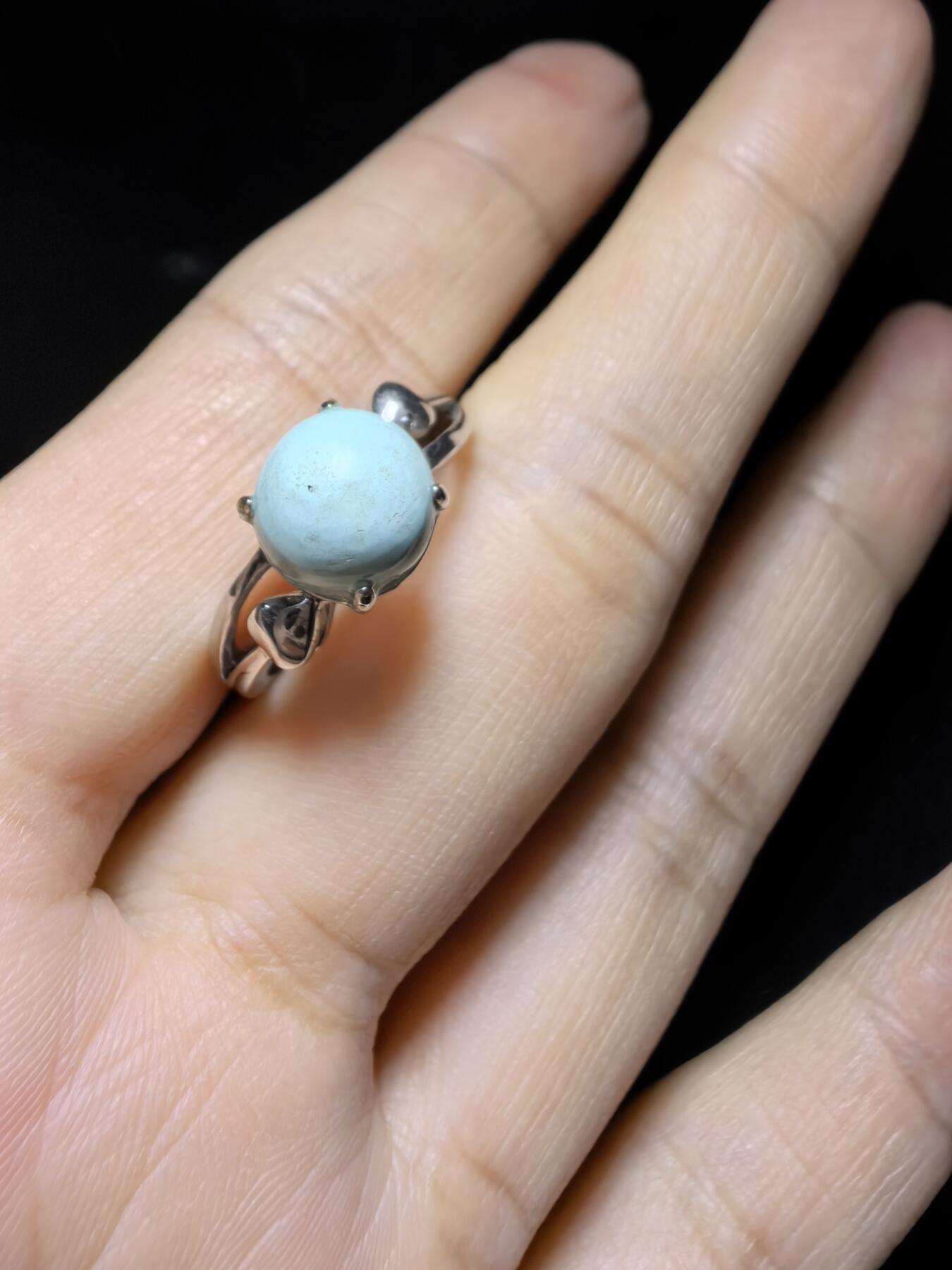 纯天然原矿绿松石女款戒指，高瓷，清新淡雅，裸石干净饱满，尺寸：0.8cm纯银镶嵌可调节指圈。