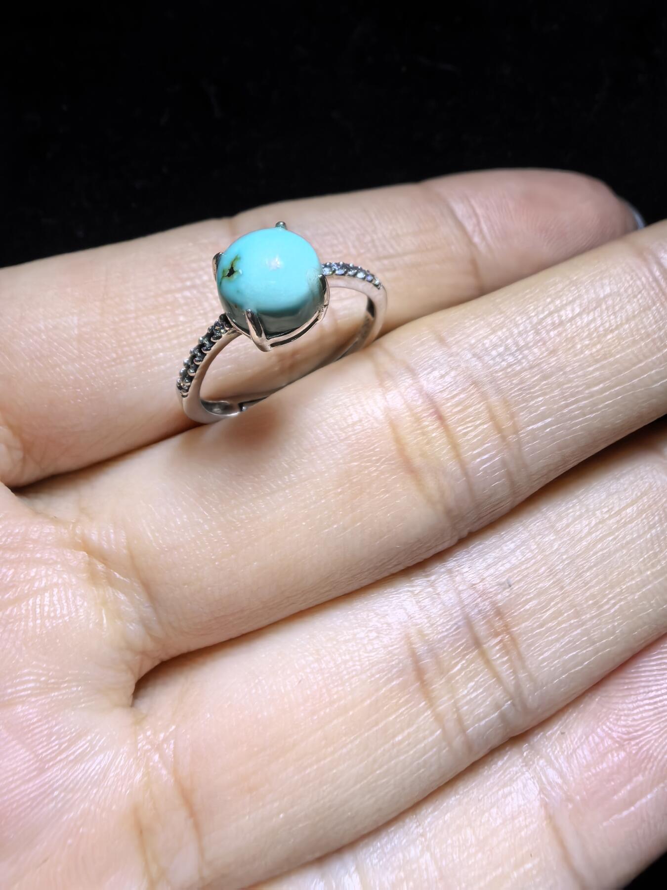 纯天然原矿绿松石女款戒指，精致小巧，高瓷蓝无优化，纯银镶嵌可调节指圈，裸石：0.7cm