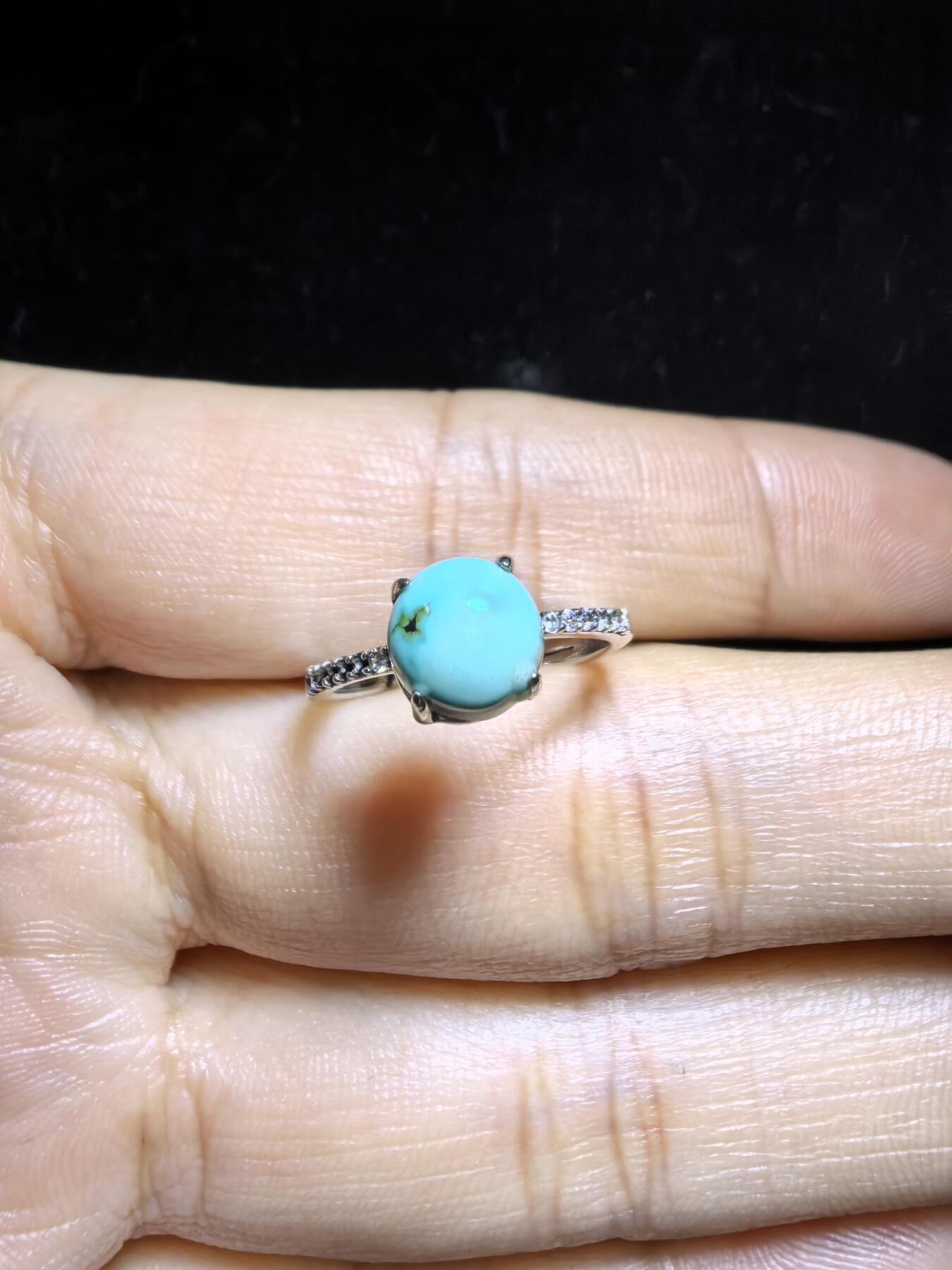 纯天然原矿绿松石女款戒指，精致小巧，高瓷蓝无优化，纯银镶嵌可调节指圈，裸石：0.7cm