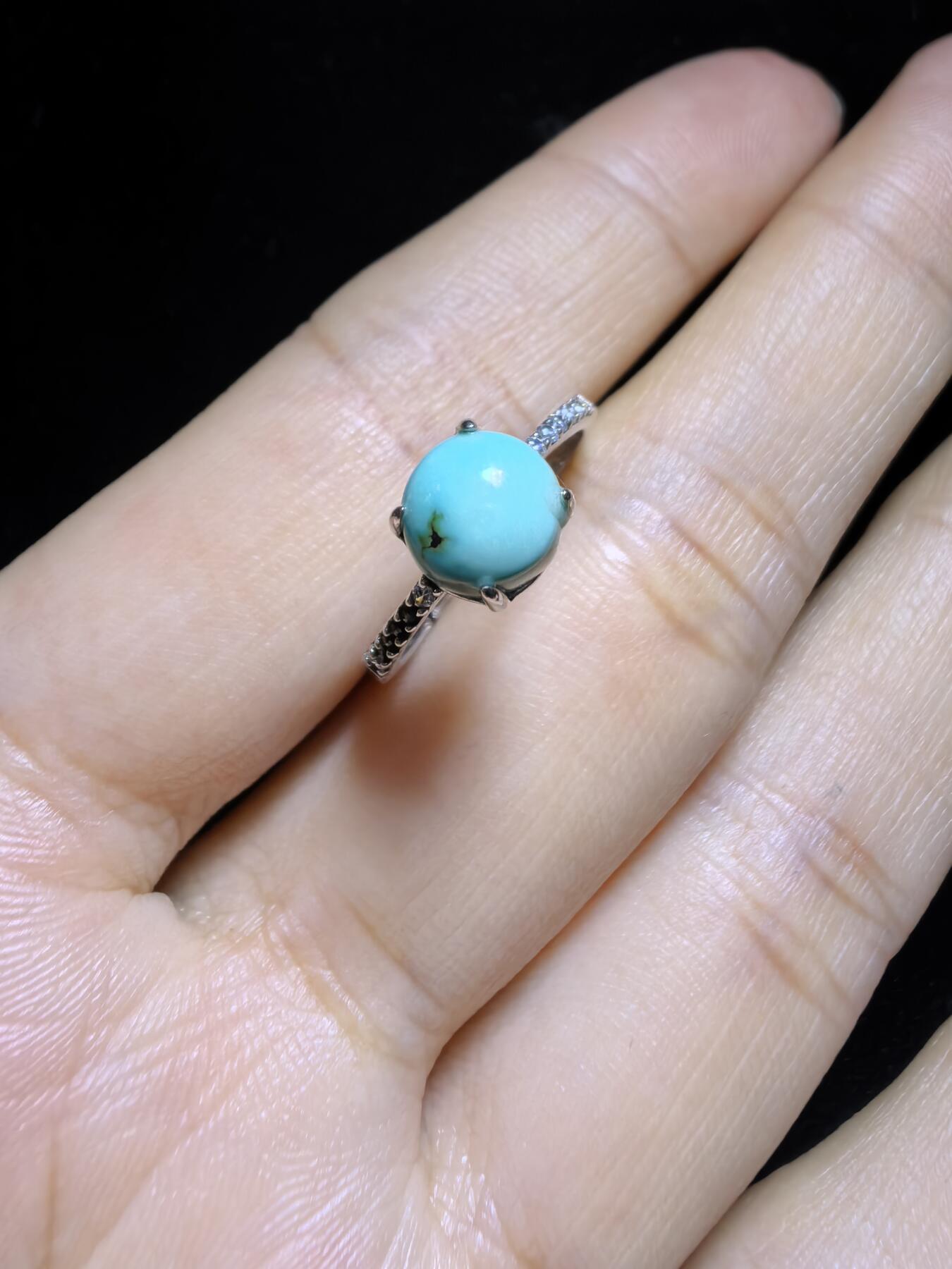 纯天然原矿绿松石女款戒指，精致小巧，高瓷蓝无优化，纯银镶嵌可调节指圈，裸石：0.7cm