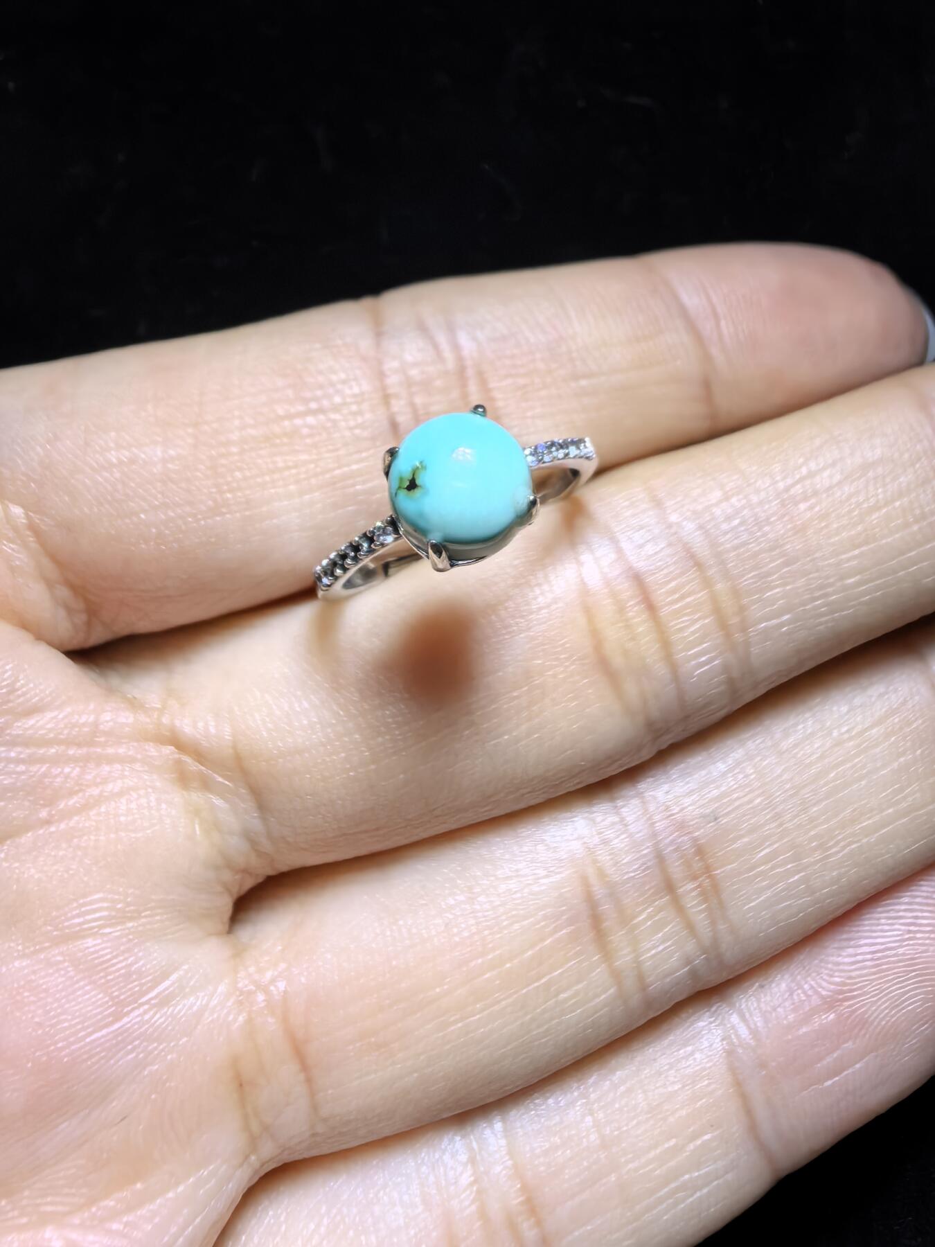 纯天然原矿绿松石女款戒指，精致小巧，高瓷蓝无优化，纯银镶嵌可调节指圈，裸石：0.7cm