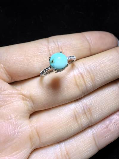 纯天然原矿绿松石女款戒指，精致小巧，高瓷蓝无优化，纯银镶嵌可调节指圈，裸石：0.7cm