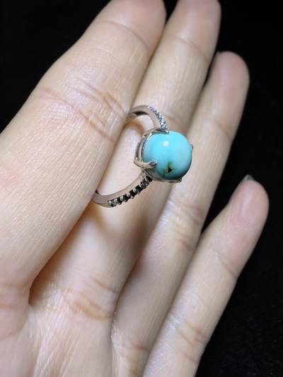 纯天然原矿绿松石女款戒指，精致小巧，高瓷蓝无优化，纯银镶嵌可调节指圈，裸石：0.7cm