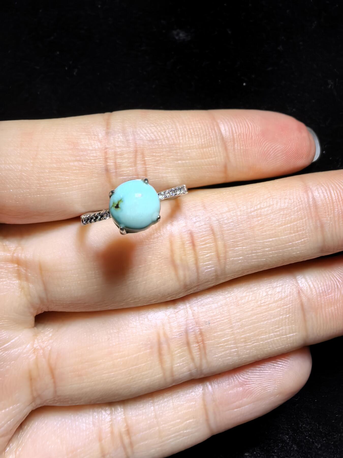 纯天然原矿绿松石女款戒指，精致小巧，高瓷蓝无优化，纯银镶嵌可调节指圈，裸石：0.7cm