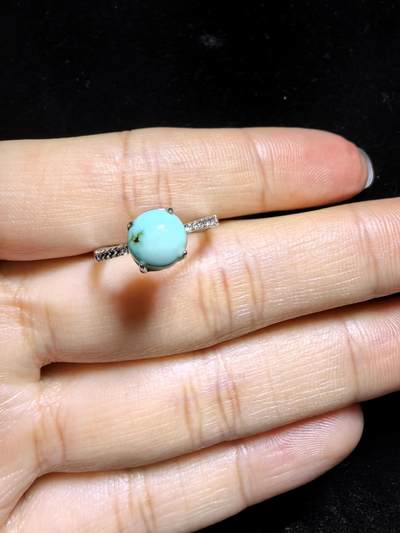 纯天然原矿绿松石女款戒指，精致小巧，高瓷蓝无优化，纯银镶嵌可调节指圈，裸石：0.7cm