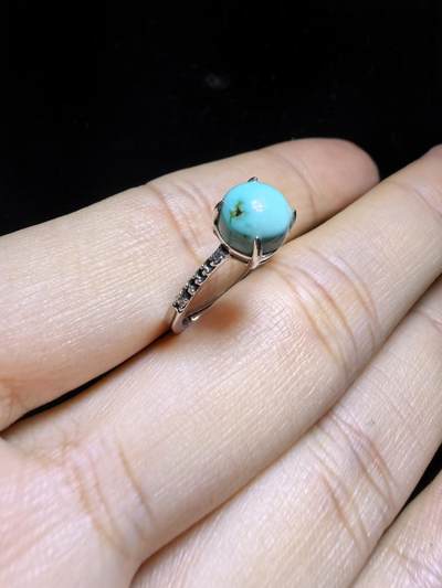 纯天然原矿绿松石女款戒指，精致小巧，高瓷蓝无优化，纯银镶嵌可调节指圈，裸石：0.7cm