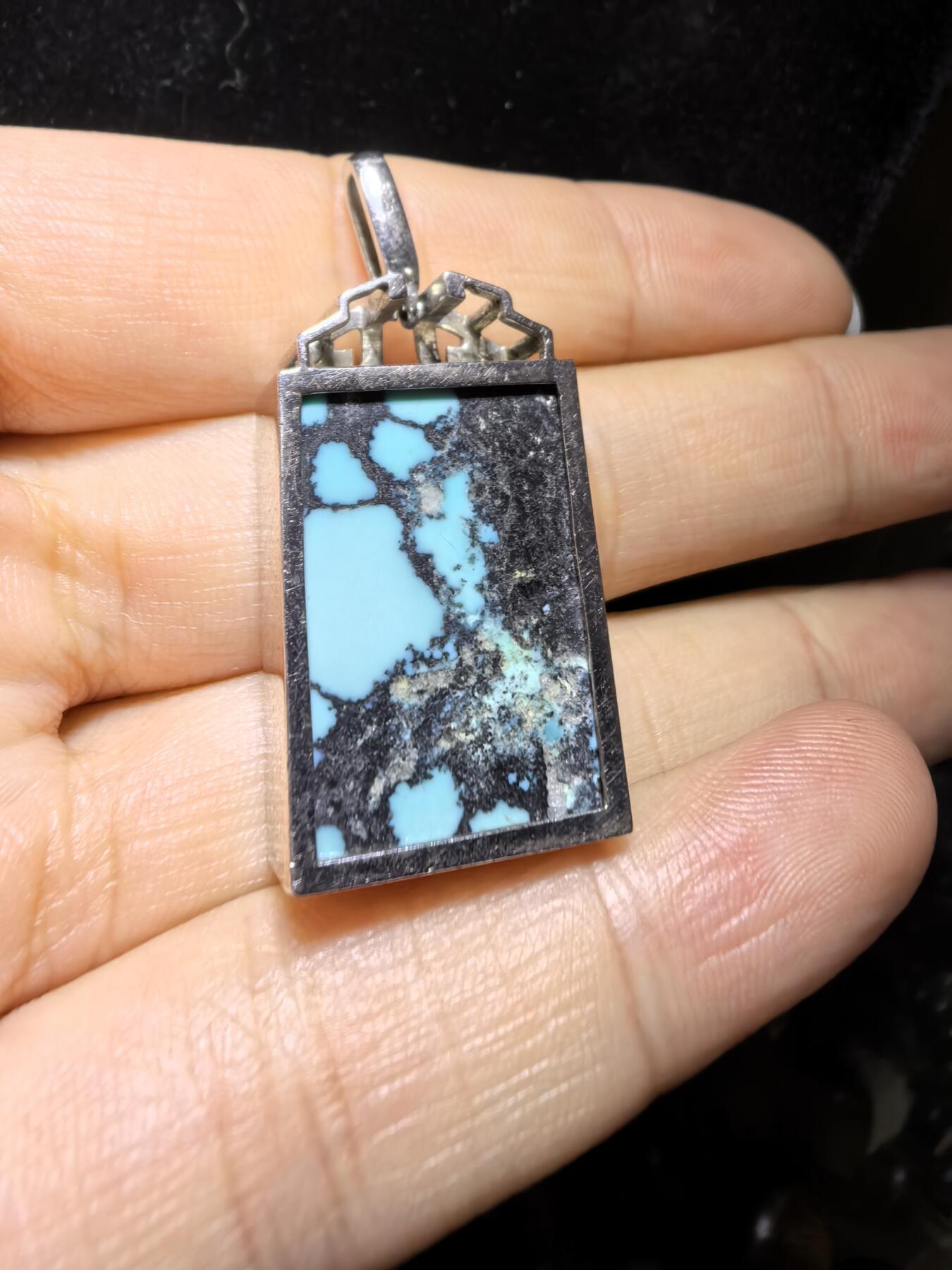 乌兰花松石吊坠项链男女款
纯银镶嵌，可见天然铁线瓷度密度较高！无任何优化！随佩戴可见变色成就感！尺寸:24mm*17mm*8mm总克重:12.8g