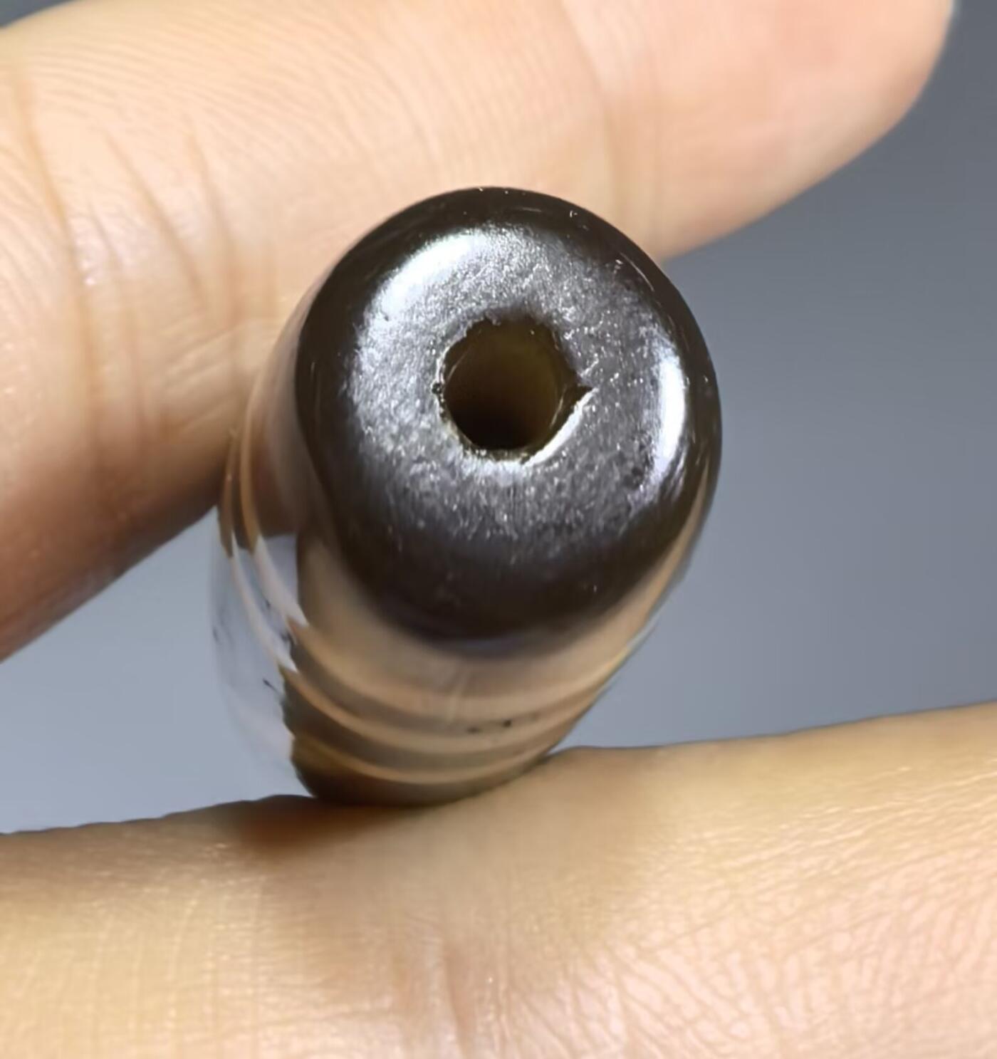 三眼财神天珠项链锁骨链吊坠挂件男女款，胎脂温润，包浆浑厚。
尺寸:4.8*1.3cm
​