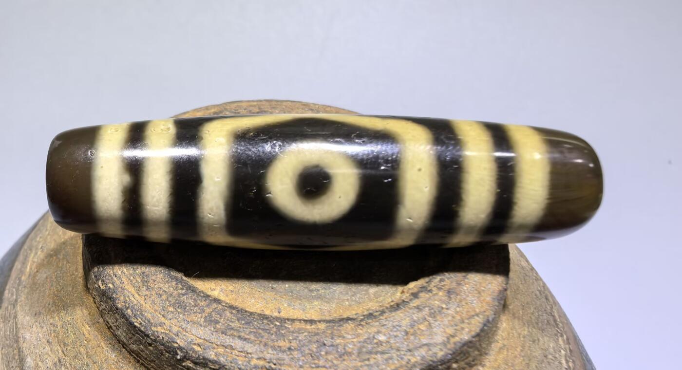 三眼财神天珠项链锁骨链吊坠挂件男女款，胎脂温润，包浆浑厚。
尺寸:4.8*1.3cm
​