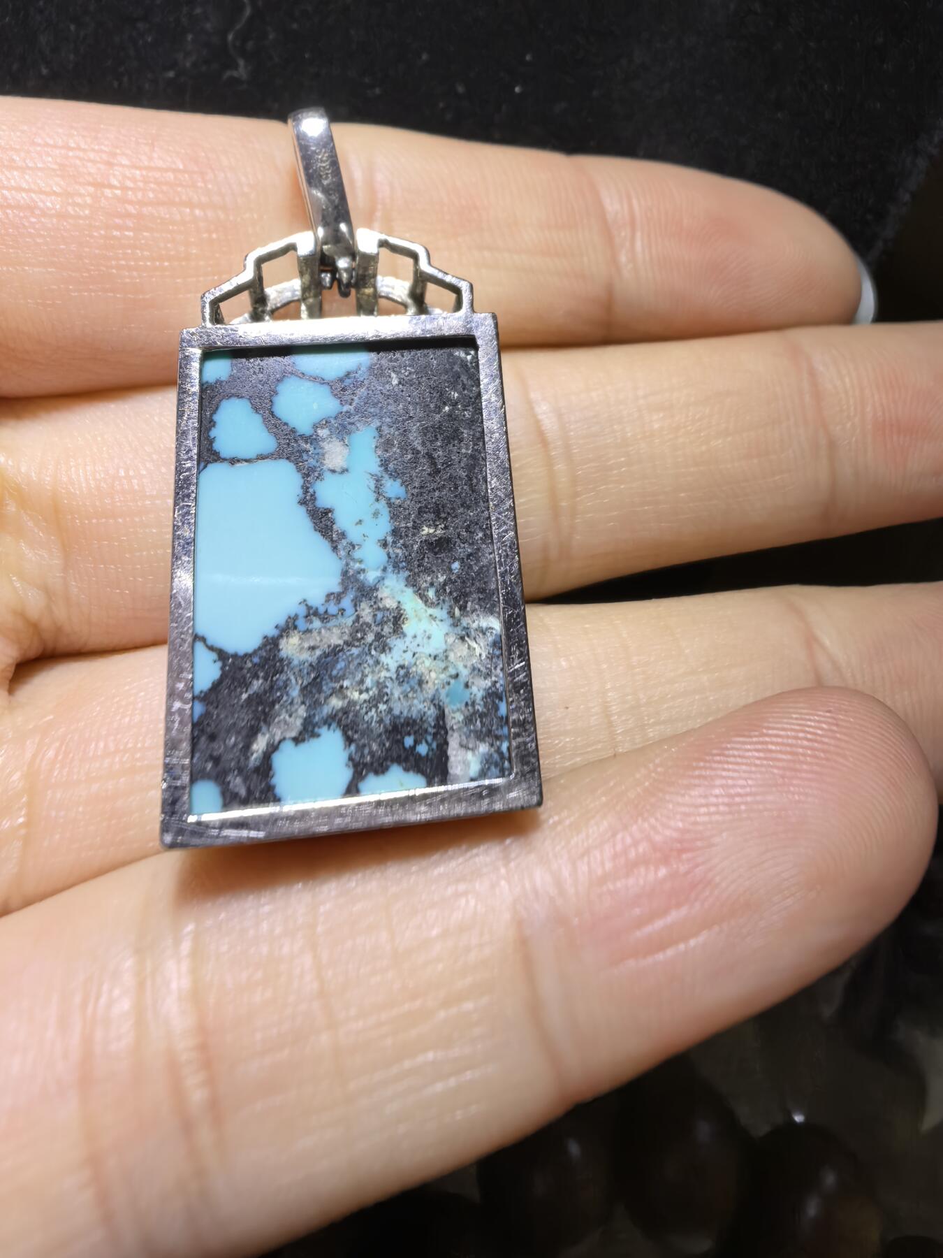 乌兰花松石吊坠项链男女款
纯银镶嵌，可见天然铁线瓷度密度较高！无任何优化！随佩戴可见变色成就感！尺寸:24mm*17mm*8mm总克重:12.8g