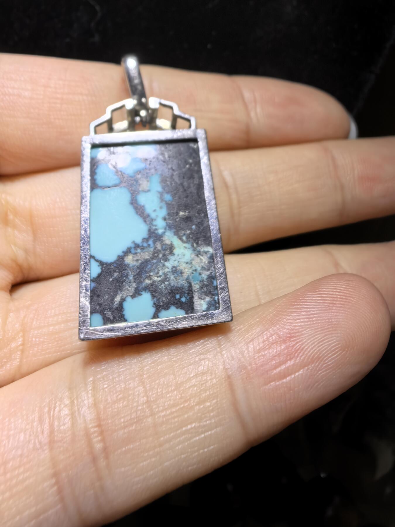 乌兰花松石吊坠项链男女款
纯银镶嵌，可见天然铁线瓷度密度较高！无任何优化！随佩戴可见变色成就感！尺寸:24mm*17mm*8mm总克重:12.8g