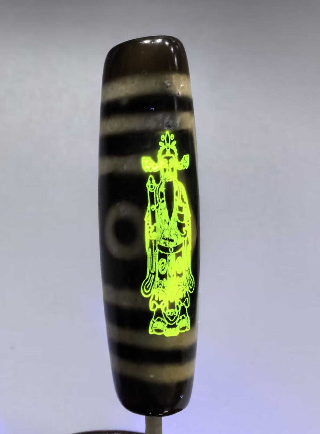 三眼财神天珠项链锁骨链吊坠挂件男女款，胎脂温润，包浆浑厚。
尺寸:4.8*1.3cm
​