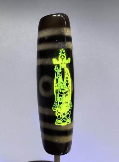 三眼财神天珠项链锁骨链吊坠挂件男女款，胎脂温润，包浆浑厚。
尺寸:4.8*1.3cm
​