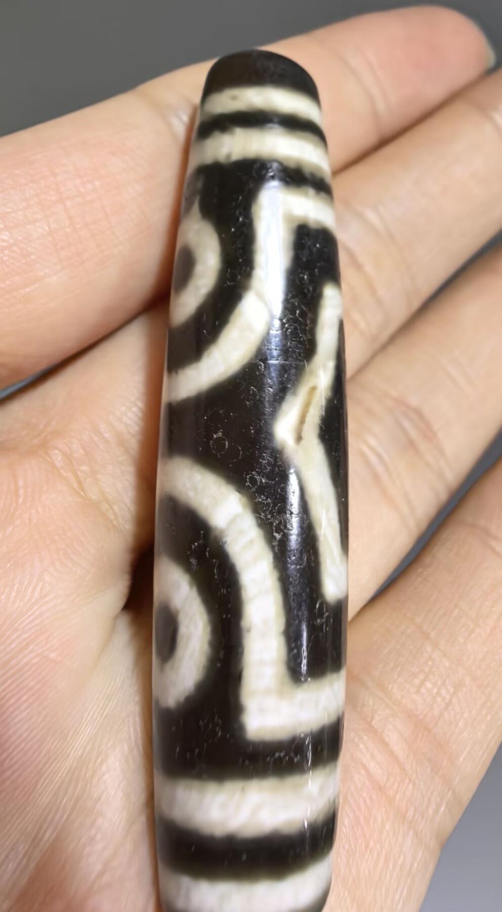 宝盖三眼天珠项链锁骨链吊坠挂件男女款，台珠，可见明显岁月包浆痕迹，珠体有明显油沁
​尺寸:5.6*1.3cm