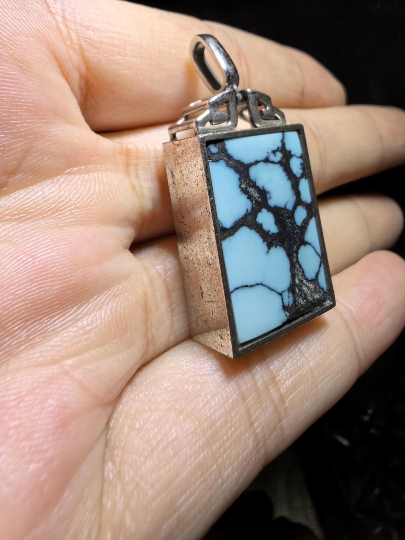 乌兰花松石吊坠项链男女款
纯银镶嵌，可见天然铁线瓷度密度较高！无任何优化！随佩戴可见变色成就感！尺寸:24mm*17mm*8mm总克重:12.8g