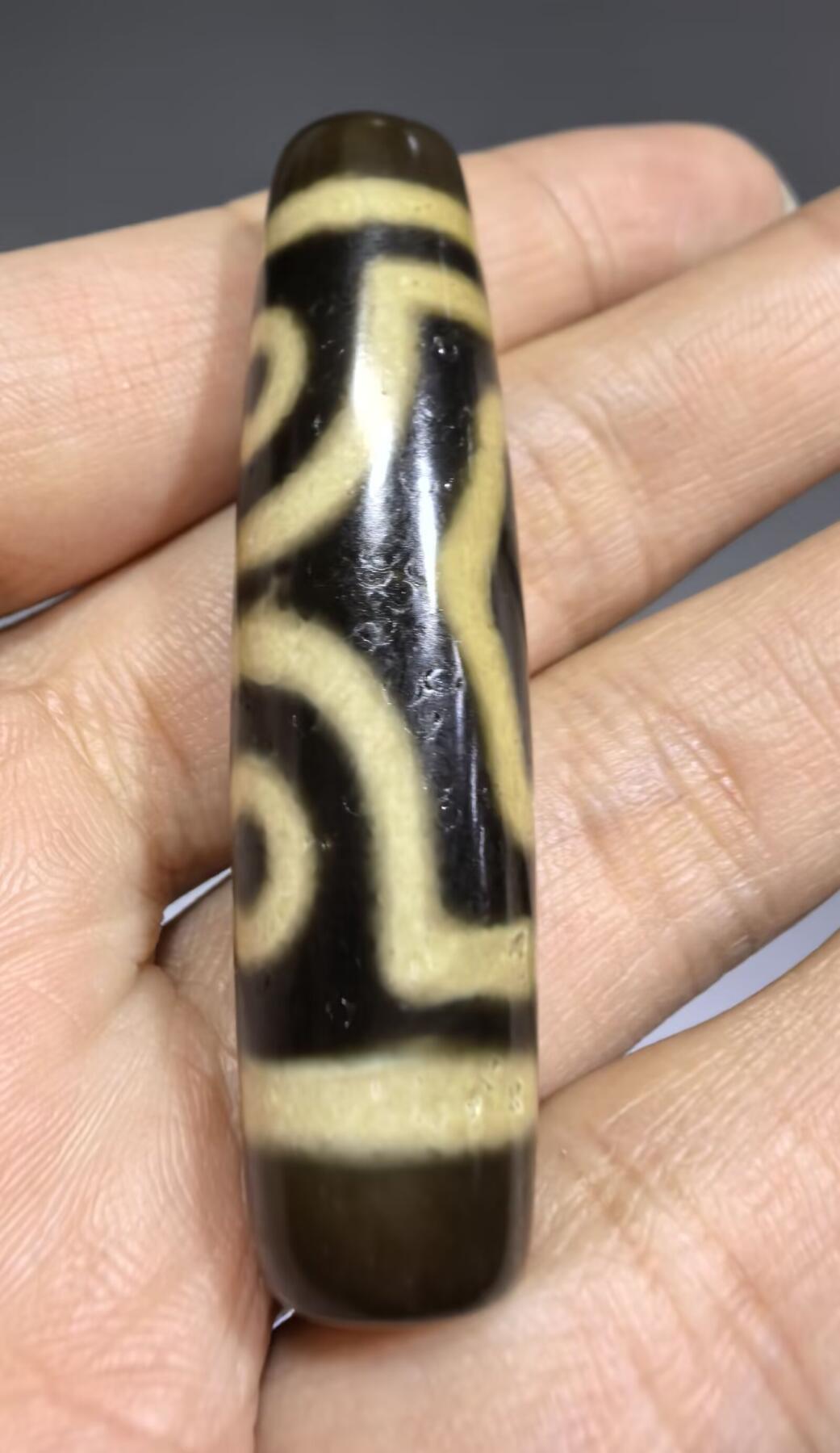 三眼财神天珠项链锁骨链吊坠挂件男女款，胎脂温润，包浆浑厚。
尺寸:4.8*1.3cm
​