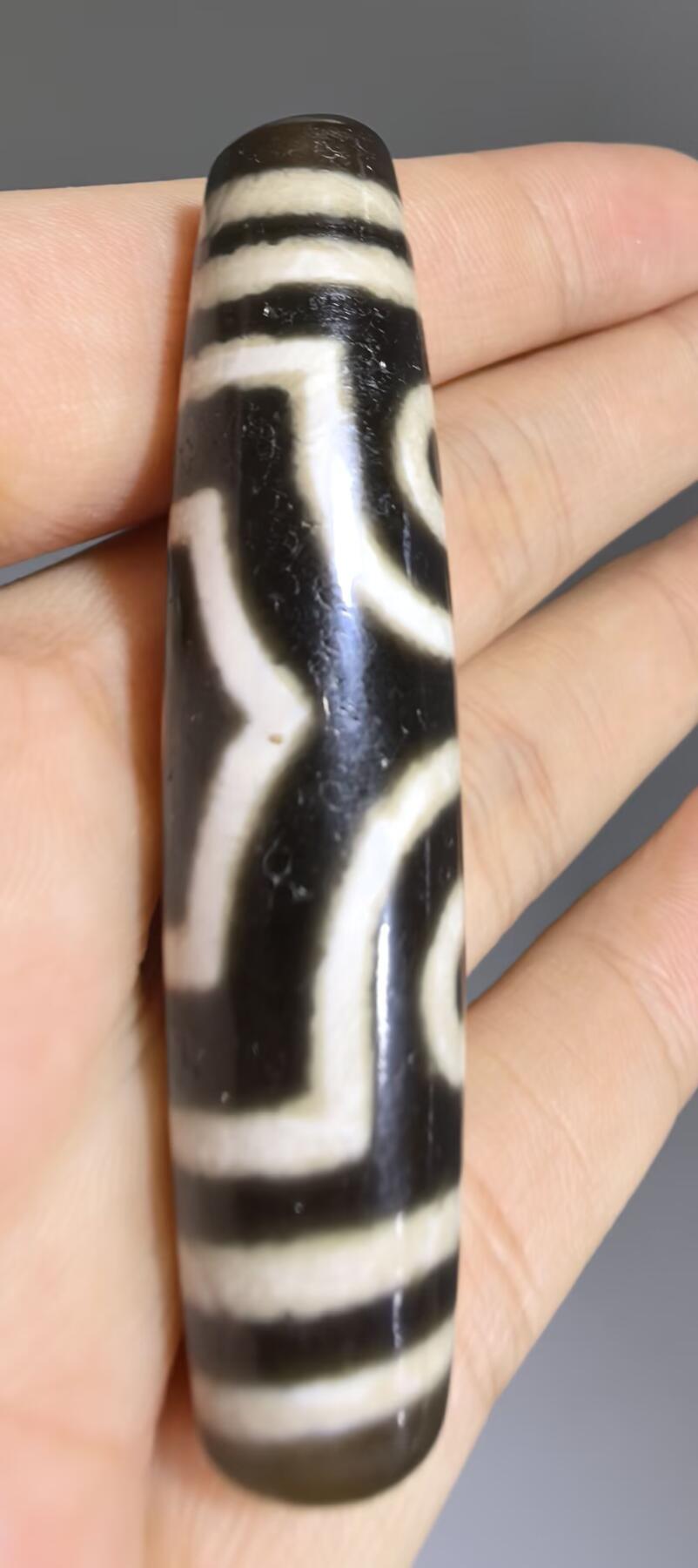 宝盖三眼天珠项链锁骨链吊坠挂件男女款，台珠，可见明显岁月包浆痕迹，珠体有明显油沁
​尺寸:5.6*1.3cm