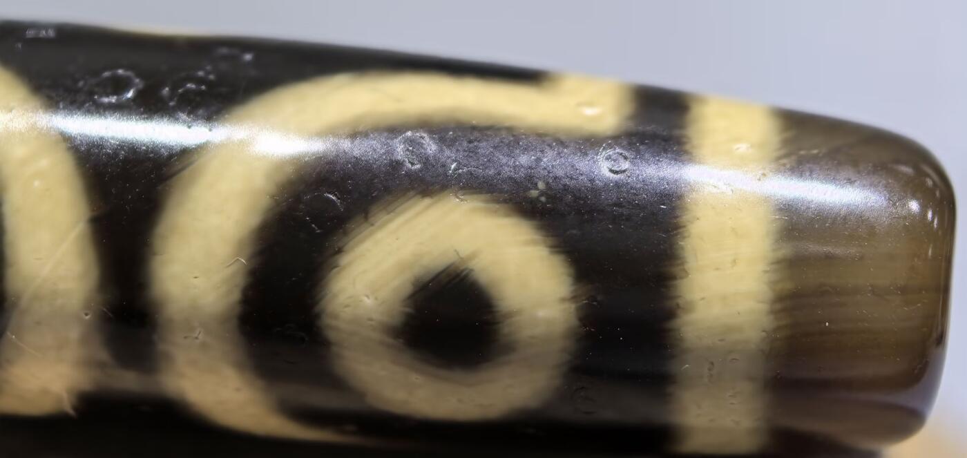 三眼财神天珠项链锁骨链吊坠挂件男女款，胎脂温润，包浆浑厚。
尺寸:4.8*1.3cm
​